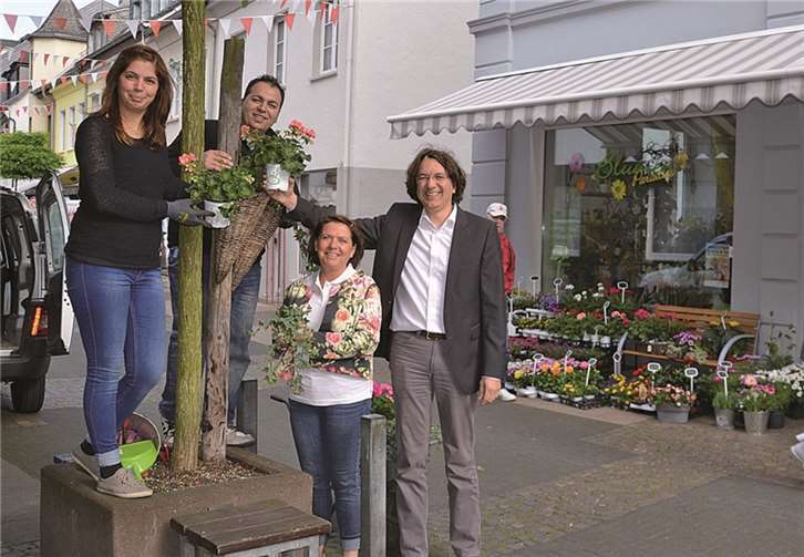 Filiz Canbolat, Mehmet Canbolat (beide Blumen-Paradies), Petra Pellenz (1. Vorsitzende Werbegemeinschaft Remagen mag ich), Marc Bors (Wirtschaftsförderer der Stadt Remagen (v.l.).Stadt Remagen