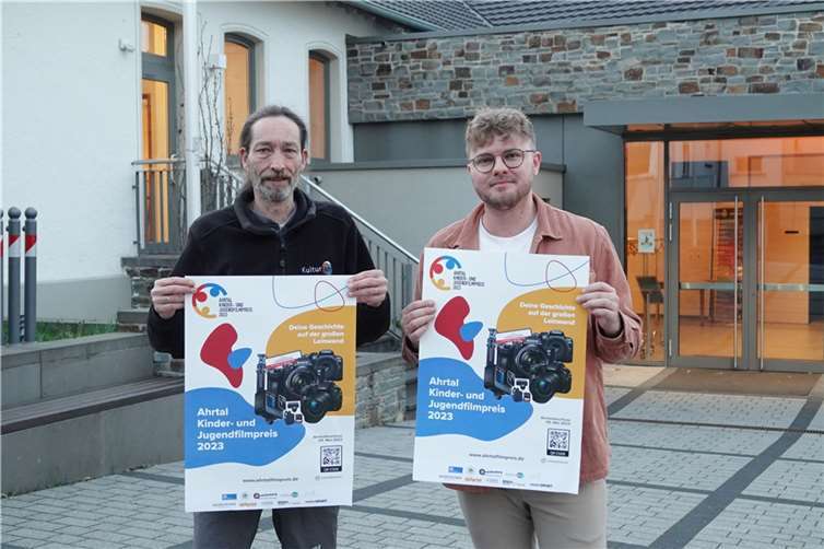 Filmemacher Laurin Beißel (r.) und Udo Rehm vom Verein Kulturlant rufen die Jugend im Kreis Ahrweiler zur Teilnahme am „Ahrtal Kinder- und Jugendfilmpreis“ auf.  Foto: Weber