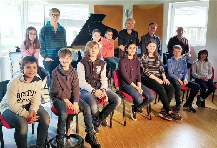 Filmkomponist Matthias Frey (3. von rechts/hintere Reihe) demonstrierte den Schülerinnen und Schülern der Kreismusikschule Rhein-Lahn anschaulich, wie die Musik zu den einzelnen Szenen eines Films entsteht. Foto: Rhein-Lahn-Kreis
