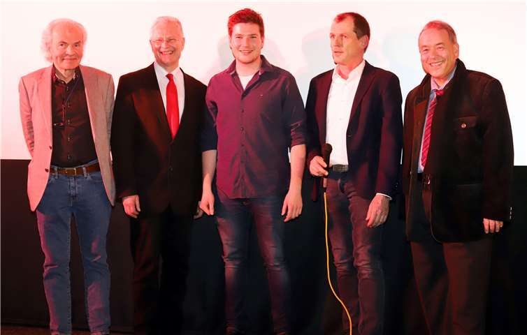 Filmkomponist Matthias Frey, Landrat Frank Puchtler, Regisseur Etienne Heimann, Ralf Holl vom Kinocenter Nastätten und der Geschäftsführer der Wirtschaftsförderungs-Gesellschaft Wolf-Dieter Matern präsentierten im Kino-Center Nastätten den neuen Film „Rhein-Lahn von oben“. Foto: privat