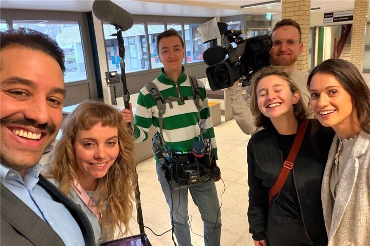 Filmteam der Lokalzeit gemeinsam mit Anna-Lu Masch und den SchauspielerI*innen Kais Setti und Leni Adams