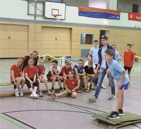 Fin Wissen beim Schleuderball-Zielwurf.
