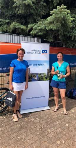 Finale Damen 40: Siegerin Kerstin Kreischer (v.li.n.re.) und Finalistin Alexandra Heidger (beide DJK Andernach) Foto: privat