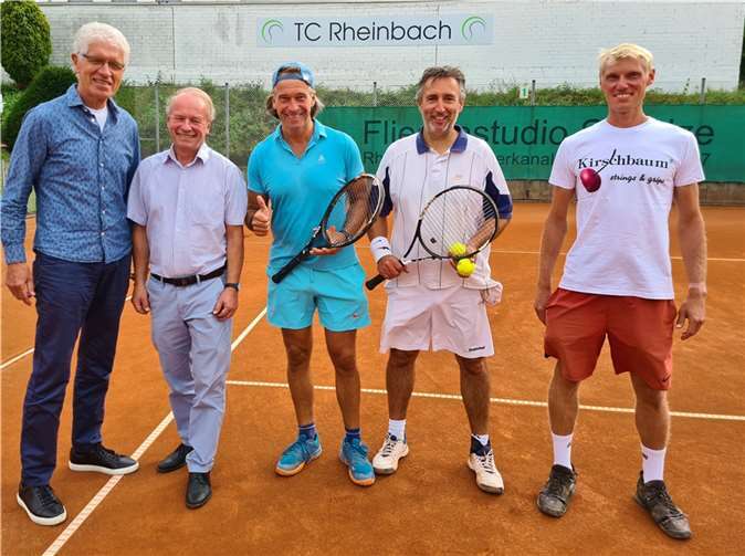 Finale Herren 50: Wolf-Ullrich Scherhag (1. Vors.), Klaus Deselaers (Sportwart), Michael Zolper (2. Platz), Wolfgang Schmitz (Stadtmeister), Christian Völker (Turnierleiter) (v.l.) Foto: privat