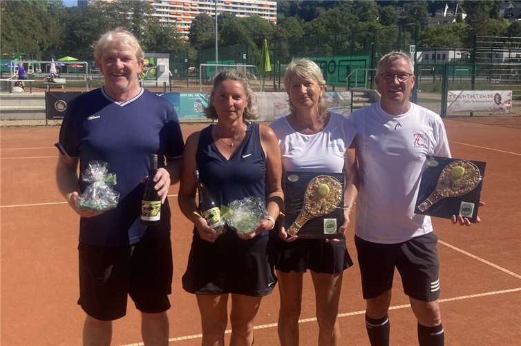 Finale Mixed mit v.li. Dietmar Schmidt und Iwona Schmitz vom HTC (Gewinner) und Claudia Sopora und Birger Hentschel. Fotos: HTC