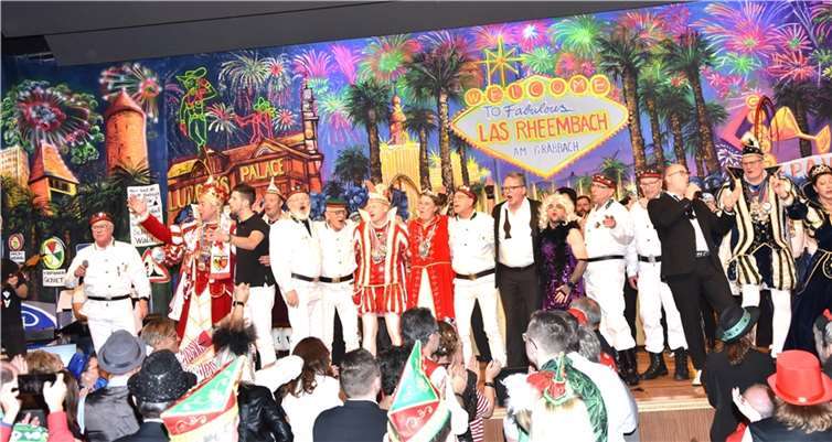 Finale auf der Bühne mit den anwesenden Tollitäten.