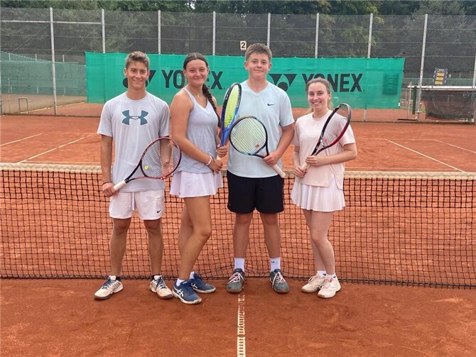 Finale der Hauptrunde Peter Frahm mit Jannika Brämm (Sieger) und Linus Brämm mit Jana Corzelius.Fotos: privat