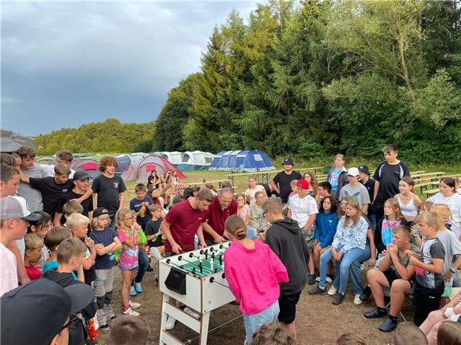 Finale des Kickerturniers: Das Betreuerteam (v.l. Stefan Baresel und Erik Hupperich) unterliegen Kira Ohlert und Maximilian Scheid. Foto: Kath. Zeltlagergemeinschaft Ahrbrück