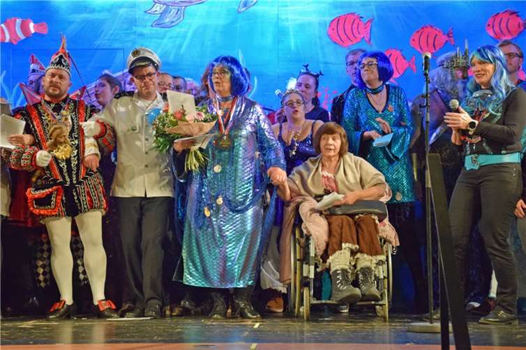 Finale mit Prinz Thorsten I. Reisende Husar von Kamm und flinker Scher, Bewohner und Mitarbeiter des Caritas Zentrums.  Fotos: Tobias Möllney / Caritas Zentrum