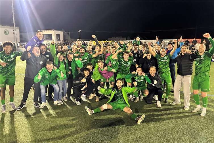 Finale - oho: Nach dem Schlusspfiff kannte der Jubel beim FV Engers kaum Grenzen. Die "Jungs vom Wasserturm" stehen zum dritten Mal in der Vereinsgeschichte im Endspiel des Rheinlandpokals.Fotos: Ulf Steffenfauseweh