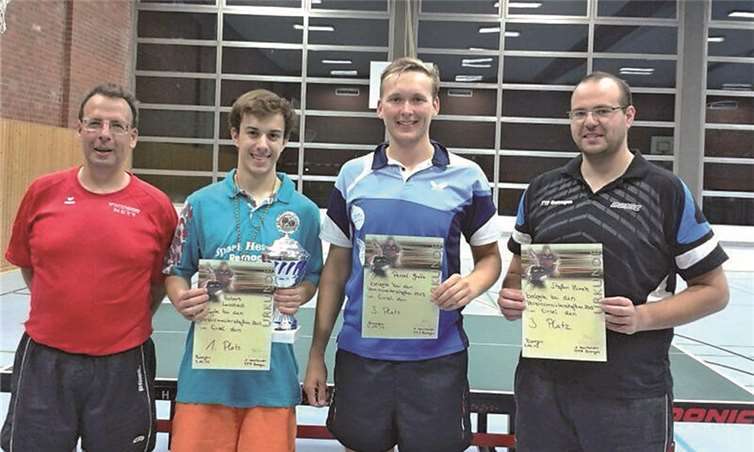Finalist Jürgen Dörr (v.l.), Vereinsmeister Robert Larscheid und die drittplatzierten Pascal Grüne und Stefan Klimek. privat