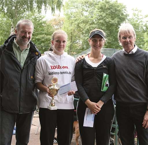 Finalistinnen DTB-Damen Felicitas Runkel und Maja Ehses mit Vorsitzendem P. Haltenhof sowie U. Runkel vom Namenssponsor VR-Bank.privat