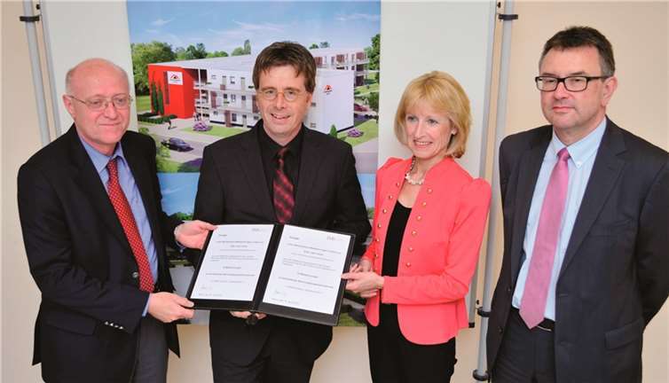 Finanzminister Kühl und ISB Vorstandssprecher Dexheimer (r.) überreichten die Förderzusage an Bürgermeisterin Hammes Rosenstein.  HEP