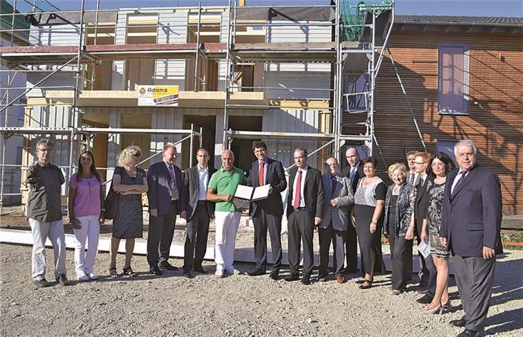 Finanzstaatssekretär Dr. Salvatore Barbaro übergab die offizielle Zusage an den Bauherrn Dr. Alexander Schreiber in Anwesenheit zahlreicher Vertreter der lokalen Politik. AB