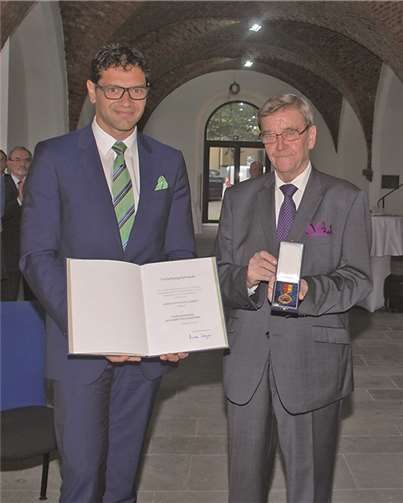 Finanzstaatssekretär Dr. Salvatore Barbaro überreichte die Verdienstmedaille des Landes Rheinland-Pfalz sehr gerne an Hans-Eugen Lambert. (v.l.)