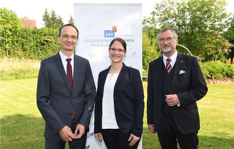 Finanzstaatssekretär Dr. Stephan Weinberg (links) und Kammerpräsident Edgar Wilk (rechts) gratulieren der neu bestellten Steuerberaterin Kathrin Helf. (Nicht auf dem Foto: Dr. Stefan Eickes).Kristina Schäfer / Steuerberaterkammer Rheinland-Pfalz