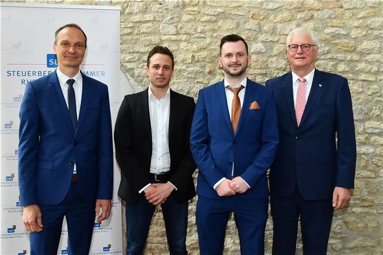 Finanzstaatssekretär Dr. Stephan Weinberg (v.l.n.r.) gratuliert den frischgebackenen Steuerberatern Dominic Schwarz und Christian Fergen zu ihrem Erfolg, gemeinsam mit dem Präsidenten der Steuerberaterkammer Rheinland-Pfalz Walter Sesterhenn.  Foto: Kristina Schäfer/Steuerberaterkammer Rheinland-Pfalz