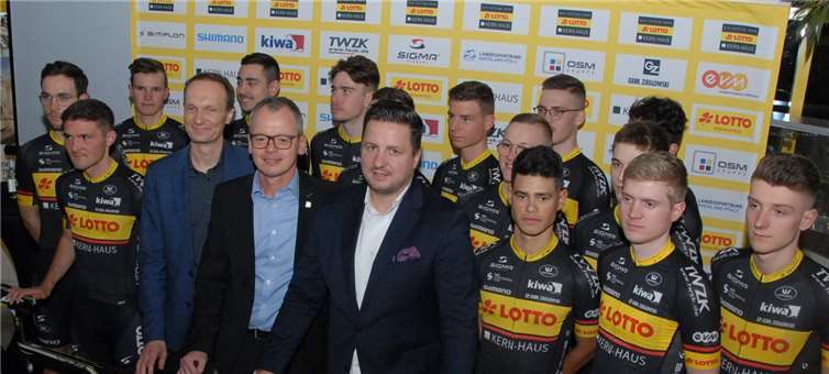Finanzstaatssekretär Weinberg, Kern-Haus-Vorstandsvorsitzender Bernhard Sommer und Teamchef Florian Monreal (Mitte von links) stellten das neue Radsportteam vor. Fotos: KER