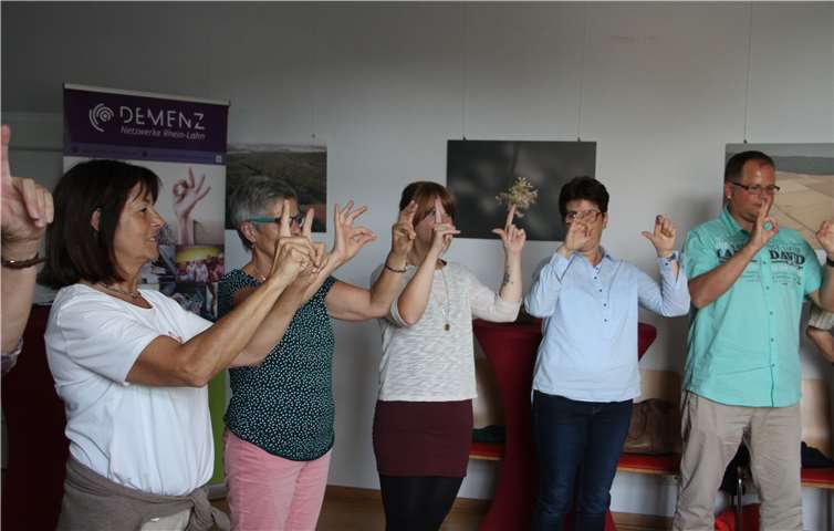Fingerspiele mit Bettina Schweer – passend zur „Identifikationsfigur“ der Kampagne der Demenz Netzwerke Rhein-Lahn. Foto: privat