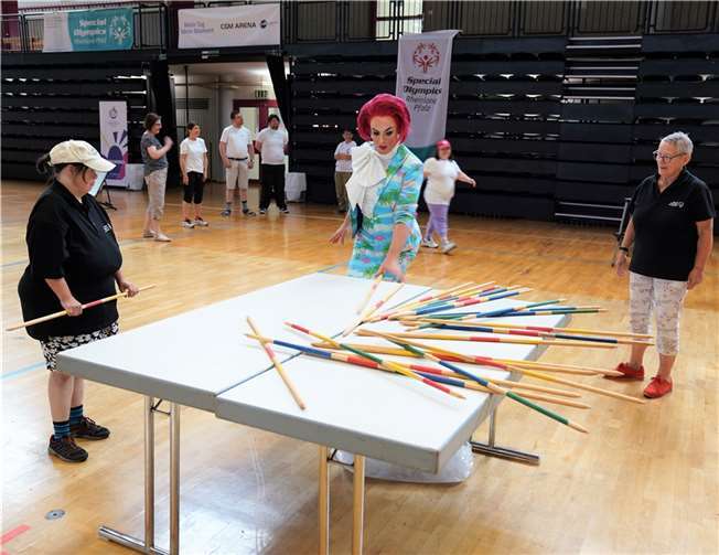 Fingerspitzengefühl und Konzentration bewies Dörthe Dutt beim Riesenmikado, im gemeinsamen Spiel mit Athletensprecherin Bianca Möller von der Lebenshilfe Worms.
