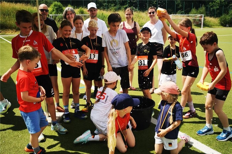 Finisher Dusche für die kleinen und großen Läufer des TuS Ahrweiler