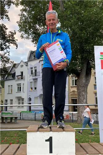 Finishte erfolgreich und erklomm das Siegertreppchen: Joachim Himrich.  Fotos: privat