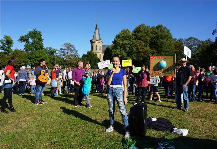 Finja Bareis (Mitte) bei der Begrüßung der Teilnehmer.