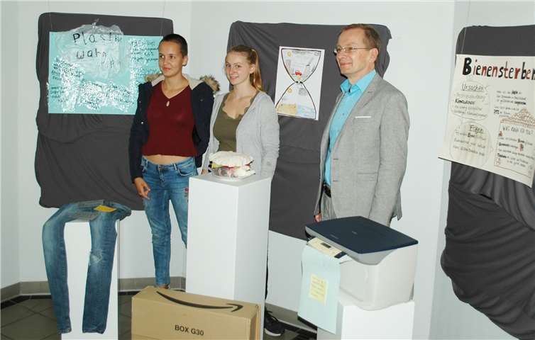 Finja Bareis und Sonja Dickopf mit Bürgermeister Andreas Geron bei der Ausstellungseröffnung.Foto: BL