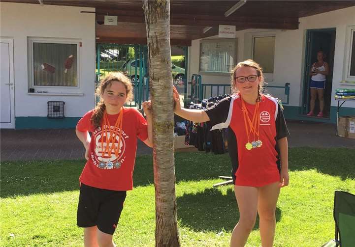 Finja Christalle (Platz eins über 200 m Brust) und Leni Plange (ebenfalls drei Treppchenplätze) zeigten beide tolle Leistungen in Herschbach. privat