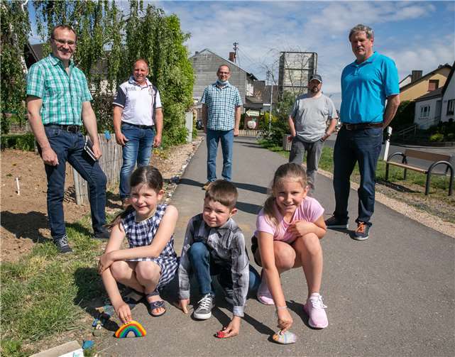 Finja Nettekoven, Albert Wünsche und Noemi Micheloni (v.li.) haben zusammen mit vielen anderen Kindern und Erwachsenen den „Bunte-Steine-Wege“ in Gelsdorf bestückt. Darüber freuen sich nicht nur Ortsvorsteher Andreas Ackermann (li.) und die christdemokratischen Mitglieder des Ortsbeirates. Foto: JOST