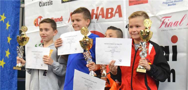 Finley Becker (ganz rechts) bei der Siegerehrung.privat