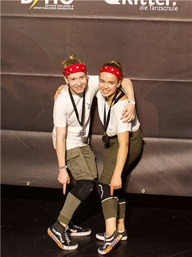 Finn Debus (links) erreichte den 2. Platz der B-Klasse mit seiner Partnerin Theresa Gebauer in der Kategorie Duo.