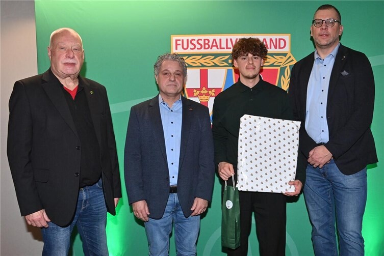 Finn Müller (2. v. r.) hat bereits in jungen Jahren viel im Ehrenamt geleistet. Ihm gratulierten (von links) Dieter Sesterheim, Vorsitzender Fußballkreis Rhein/Ahr, Martin Fuchs, Vorsitzender Abteilung Fußball SV Eintracht Mendig, und Patrik Klos, Ehrenamtsbeauftragter FVR. Foto: Seydel/FVR