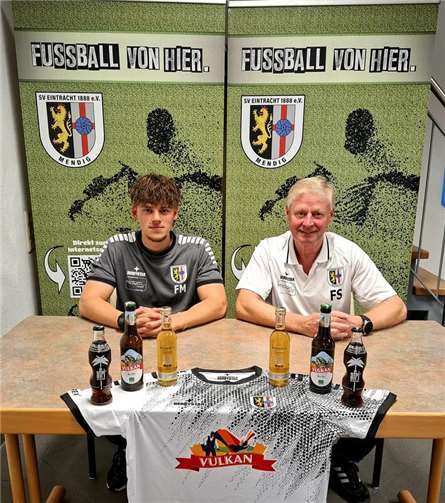 Finn Müller mit sportlichem Leiter Frank Schmitz.  Foto: privat