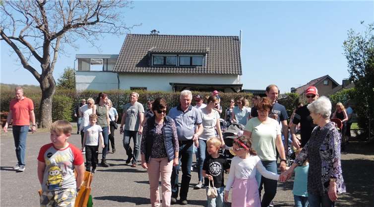 Finnegan Thar, Julia und Lara Schulte zogen bei der Suche den Bollerwagen. Fotos: privat