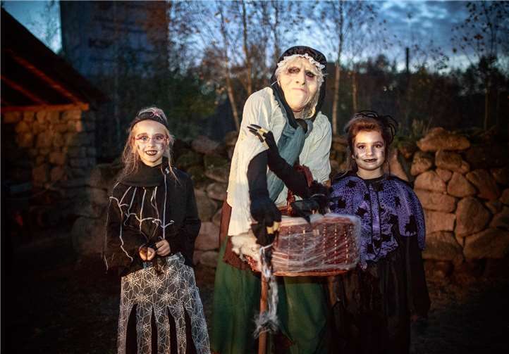 Finstere Gestalten treiben sich am 31. Oktober auf dem Gelände herum. Foto: Simon Zimpfer