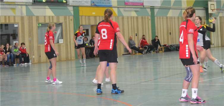 Fiona Luginger (rechts mit Ball) bindet hier die Abwehrspielerinnen und passt wenig später zu Antonia Schmitz (10) die dann einen weiteren Treffer erzielt.