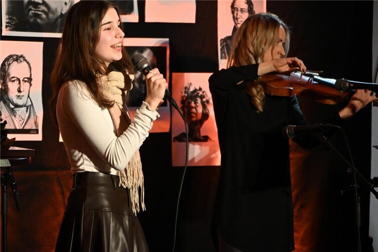 Fiona Müdders Liedbeitrag begleitet von Maria Dörrscheidt an der Geige und Marcus Hartmanns am Klavier war einer der Höhepunkte des Abends.