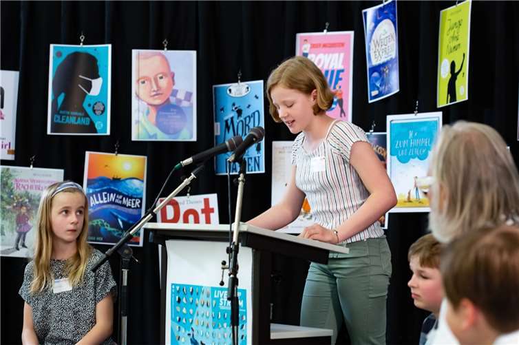 Fiona aus dem jungen Vorleseteam-Rheinbach las mit Silas, Maja und Victoria den Fremdtext an. Foto: Judith Mengel Fotografie
