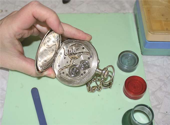 Firma Uhren-Schmuck-Optik Klut spezialisiert sich besonders auf die Instandsetzung und Beratung. Privat