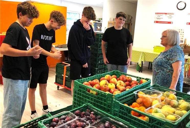 Firmbewerber bei der Tafel im Gespräch mit Anneliese Feller, der Koordinatorin der Ausgabestelle Münstermaifeld. Foto: Andrea Kaufmann