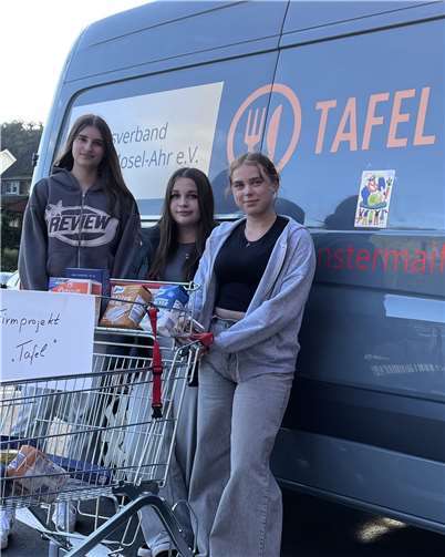 Firmbewerberinnen und Firmbewerber bei der Spendensammlung in Kobern Gondorf. Foto: Andrea Kaufmann