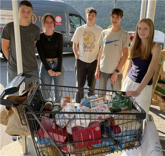 Firmbewerberinnen und Firmbewerber bei der Spendensammlung in Alken. Foto: Dietmar Barth