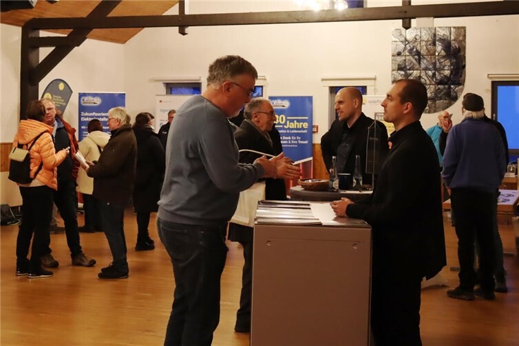 Firmen aus der Region nutzten die Gelegenheit, ihre Angebote zu präsentieren und mit den Besuchern ins Gespräch zu kommen. Fotos:VG Montabaur / Julian Herbst