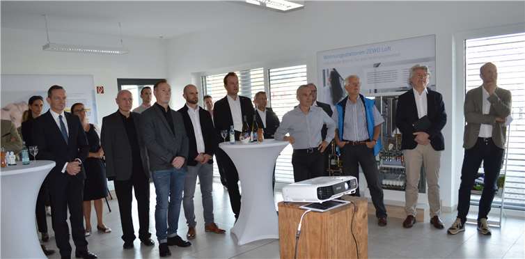 Firmenchef Andreas Ziegler (rrechts), Wirtschaftsminister Dr. Volker Wissing (links), die Wirtschaftsjunioren und der FDP-Kreisverband Ahrweiler verfolgten gespannt die Präsentation der Firma per Film.Foto: AB