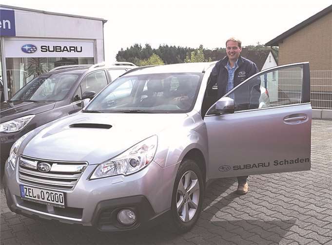 Firmenchef Frank Schaden mit dem neuen Subaru Outback, den u.a. ein Dieselmotor antreibt.