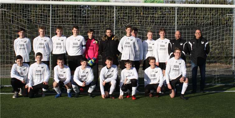 Firmenchef Jensen (rechts neben dem Torwart) inmitten der B-Junioren nebst Trainergespann Michael Nücken und Winfried Goebel (rechts).privat