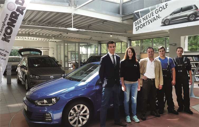 Firmenchef Rainer Konrad (Mitte) freut sich, in diesem Jahr gleich vier Auszubildende begrüßen zu dürfen.FRE