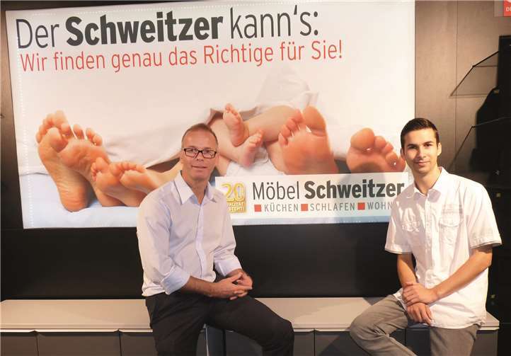 Firmenchef Ralf Schweitzer (li.) freut sich mit seinem Sohn Kevin. Am 1. September ist Kevin Schweitzer in 3. Generation in das Familienunternehmen Möbel Schweitzer eingestiegen. Foto: FRE