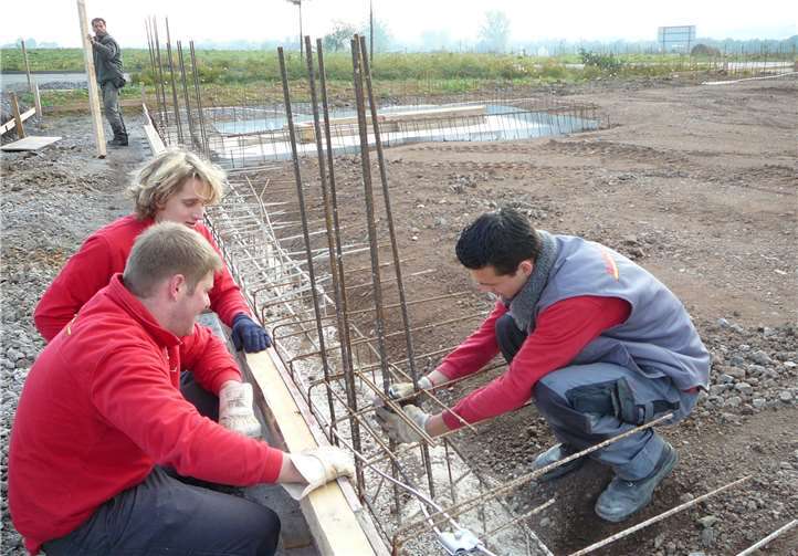 Firmenchef Werner Gies (vorne) legte beim Neubau des Firmensitzes selbst mit Hand an. Das Gebäude wurde 2006/2007 in Rekordzeit errichtet und bezogen. Foto: Elektro Witsch